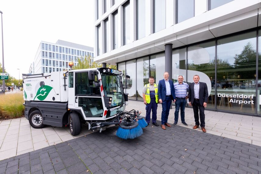 Von links: Ünal Yangin (Straßenreiniger), Rüdiger Burs (Leiter Real Estate Management), Helmut Didschun (Betriebsleiter Betriebshof), Martin Ideler (Leiter Fahrzeugmanagement) [Foto: Andreas Wiese Fotografie, D-40479 Düsseldorf]