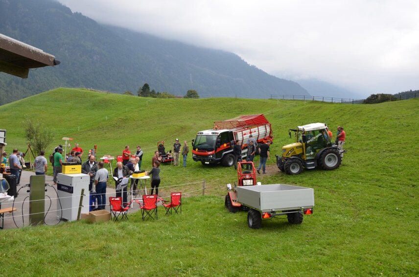 Die Energieallianz Linth hatte vor allem Landwirte, aber auch weitere interessierte Personen zu einer Vorführung und Diskussion über elektrische Geräte in der Landwirtschaft auf dem Hof im Büel in Glarus eingeladen.
