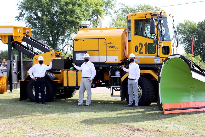 links: Doug Blada, CEO, MB Airport Maintenance Product, mitte: Jochen Schneider, CEO Aebi Schmidt North America, rechts: Rico Müller, Director Business Strategy North America