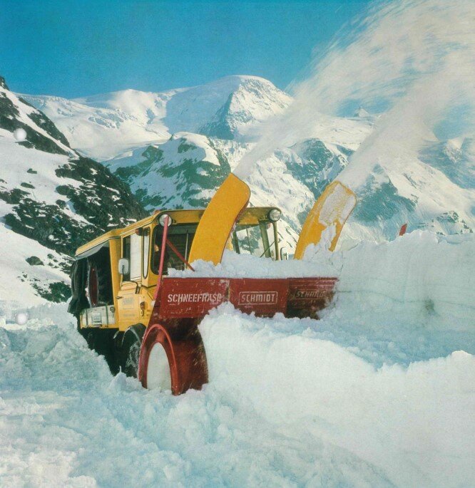 La fresadora de nieve Schmidt VF3 montada en un Unimog U1600 en funcionamiento en Timmelsjoch con una vista impresionante