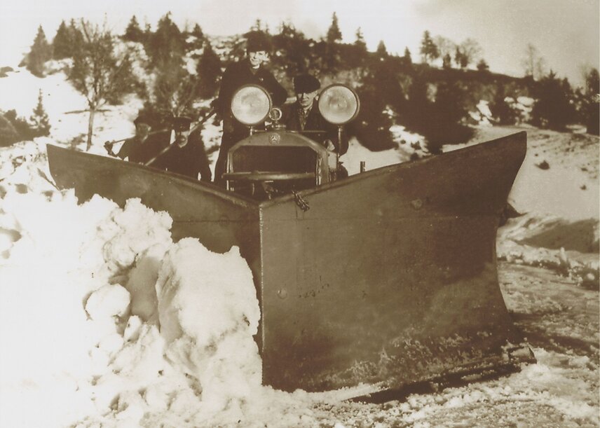 Una de las primeras cuñas quitanieves de Schmidt montada en un tractor (alrededor de 1925)