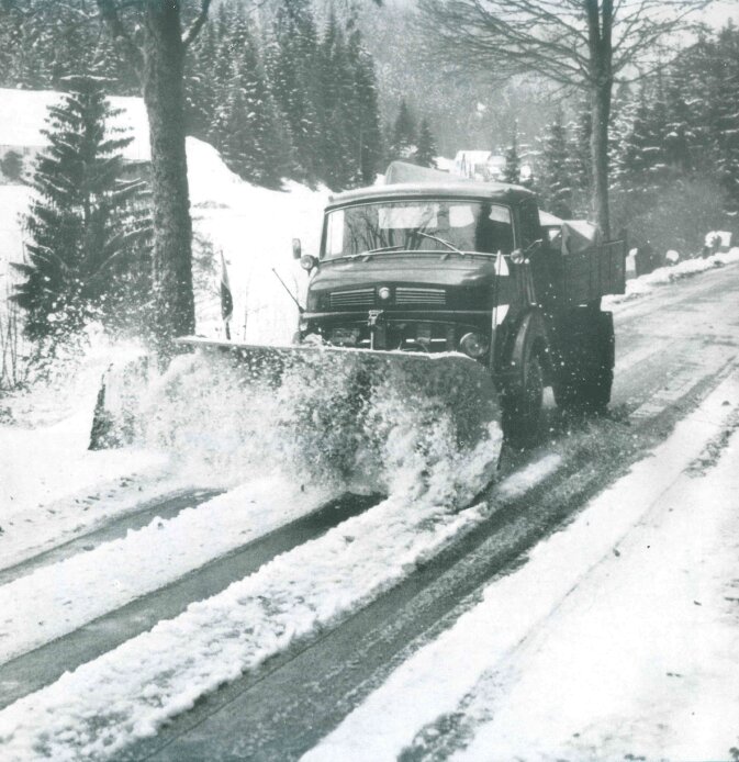 Schmidt Schneematschräumer an LKW montiert