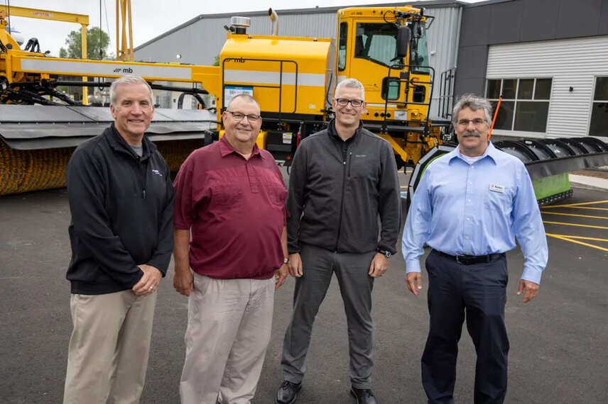 Von links nach rechts: Doug Blada (CEO M-B Companies), Tom Reinl (Bürgermeister der Stadt Chilton), Steffen Schewerda (CEO Aebi Schmidt North America) & Doug Schwalbe (Keller Inc.)