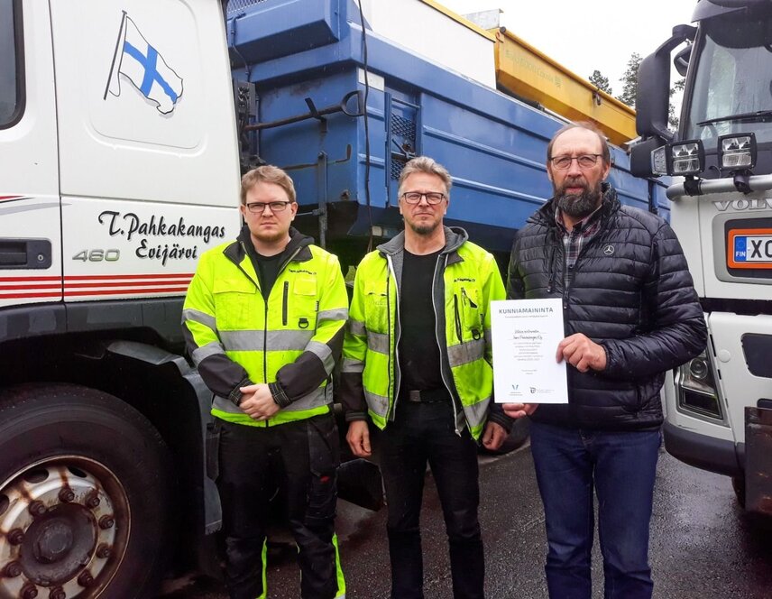 © Etelä-Pohjanmaa ELY Centre. An entrepreneur makes his decisions with the confidence gained through years of work. “Yes, these past 21 years have given me the self-confidence to tell drivers what to do and what equipment to use on the road. I instruct the drivers myself before every operation. I also want to be involved myself, I work on road maintenance in the winter and mowing in the summer to keep my hand in.”