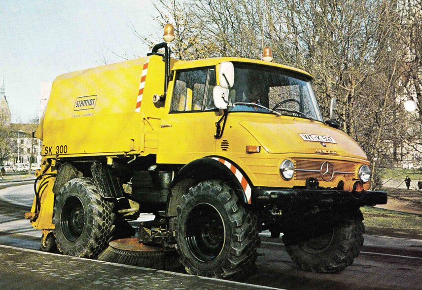 The SK 300 mechanically mounted sweeper on the Unimog U406 (1978) 