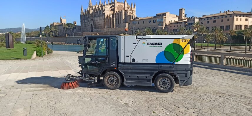 Zamiatarka eSwingo 200⁺ przedsiębiorstwa Emaya na tle historycznej scenerii Palma de Mallorca 
