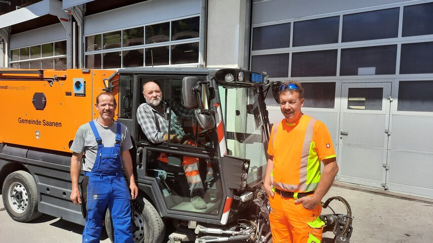 Schoonhouden van de straten in Saanen/Gstaad (v.l.n.r.): Hanspeter Hefti (plaatsvervangend manager), Christian Wisler (medewerker depot), Christian Brand (manager depot) 