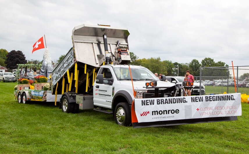 Der Umzugswagen von Monroe kündigt das neue Branding an. 