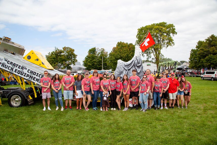 Das Team von Monroe & Towmaster bereitet sich auf die Parade vor.