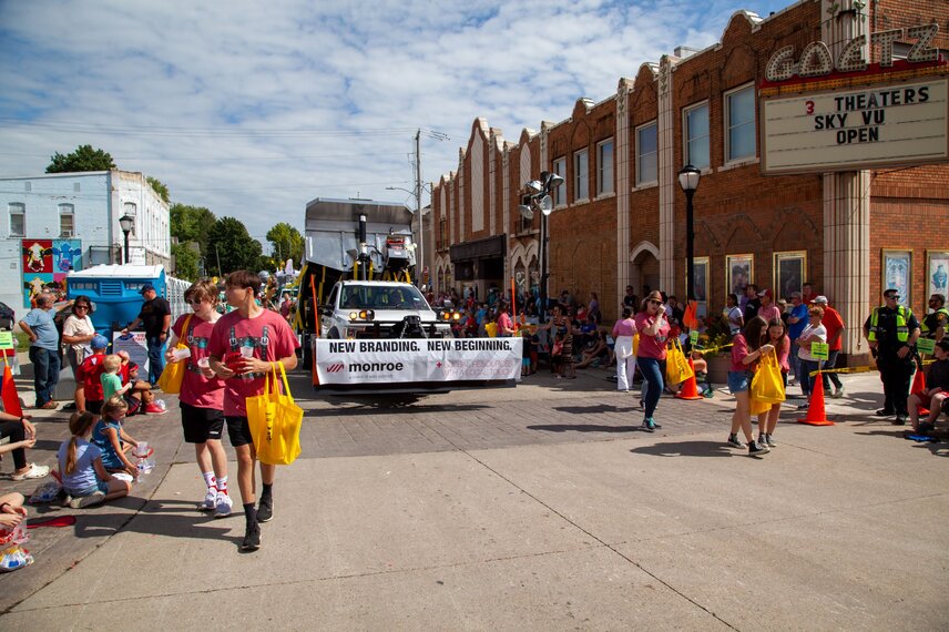 Die Cheese Days Parade biegt zum historischen Marktplatz in Monroe ein.