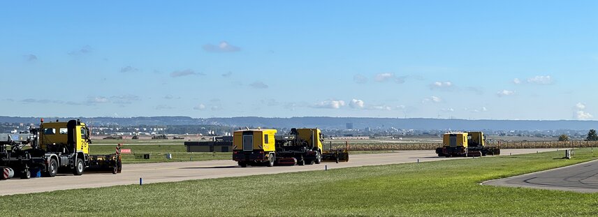 Vollintegration: Kehrblasgerät und LKW sowie auch die einzelnen Fahrzeuge und Geräte untereinander können nun integriert und zentral gesteuert werden