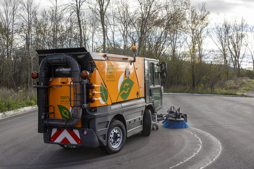 eSwingo 200⁺ beim Kehren von Schutt auf einem Parkplatz in Wisconsin