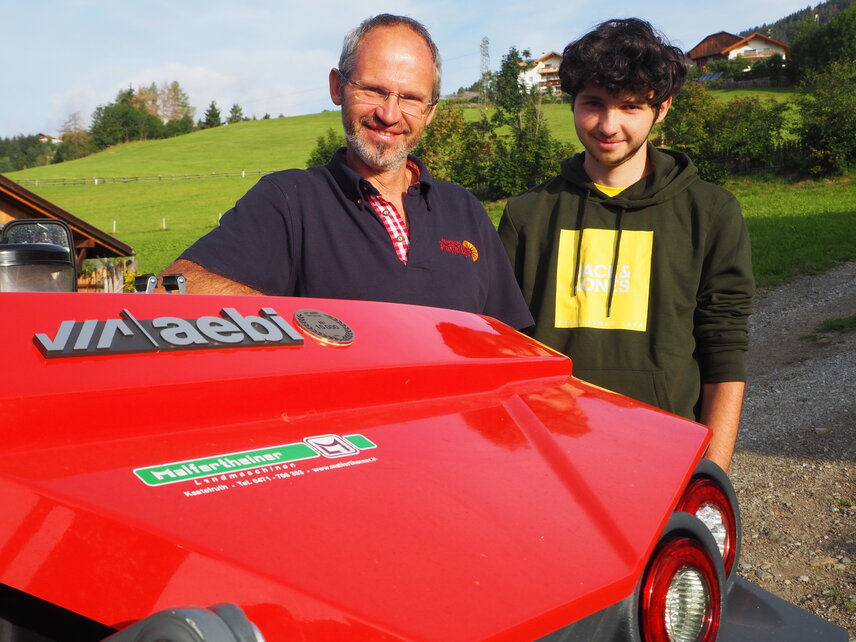 Michael und Simon Schmid mit dem Aebi TT 281⁺ No. 15 000 auf Ihrem «Raffalthof» 