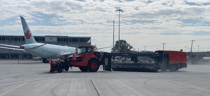 Schmidt TJS-C Kehrblasgerät am Flughafen Montréal-Trudeau