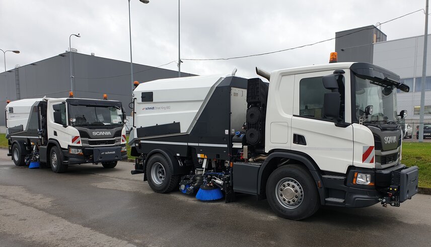 Les deux nouveaux Street King 660 avec la cuve à déchets de balayage montée pour l'entretien d'été