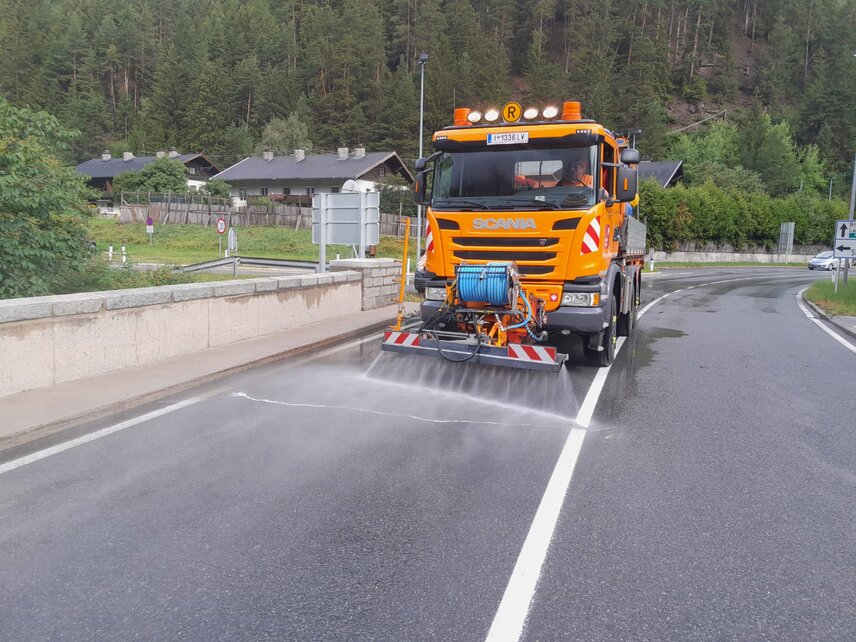 Dans le Land autrichien du Tyrol, la saleuse Schmidt Stratos Combi Soliq Flex parcourt les routes en été comme engin de nettoyage, de lavage et de pulvérisation. 
