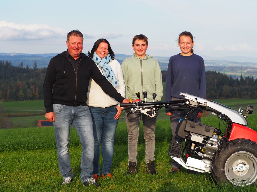 Bruno und Gaby Muff mit Sohn Lenny und Lehrtochter Jasmin Bucheli. 