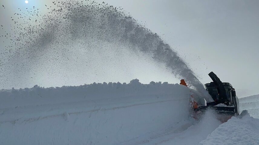 Le haut mur de neige est fraisé avec la vis sans fin d'alimentation sur la Supra 4002