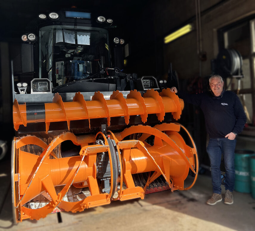 Jean-Luc Busset stolz mit seiner neuen Supra 4002