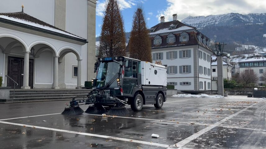 La Schmidt eSwingo 200+ devant la mairie de Küssnacht, avec le sommet du Rigi en arrière-plan.