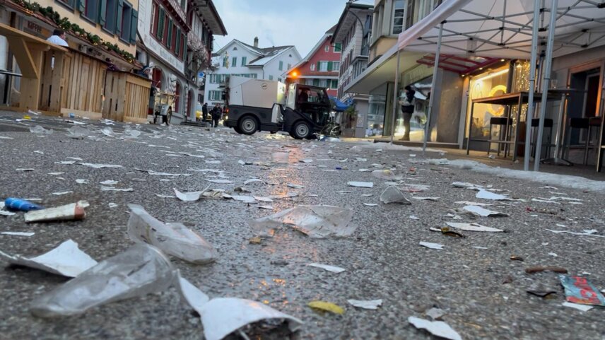 Die Schmidt Flexigo 150 kehrt in den frühen Morgenstunden eine Gasse im Zentrum von Küssnacht.