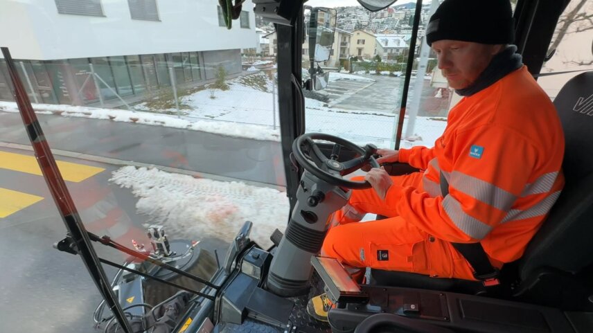 Daniel Wiget steuert die eCleango 550: Die Kabine der elektrischen Kehrmaschine bietet eine Rundumsicht von nahezu 250° und erlaubt mit verglastem Boden auch, das Kehrgut im Blick zu behalten.