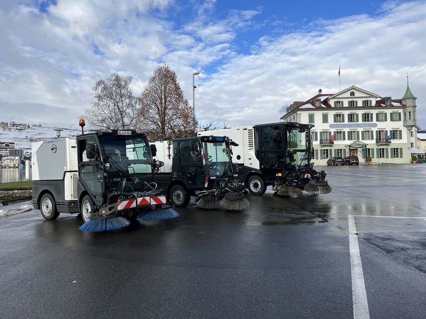 The Schmidt sweeper fleet on the Seeplatz in Küssnacht am Rigi: Flexigo 150, eSwingo 200+ and eCleango 550 (from left to right)