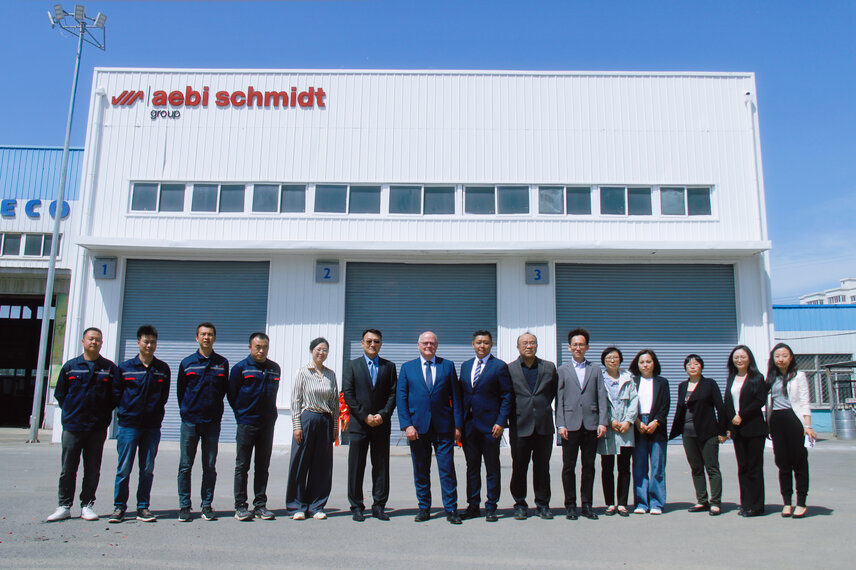 Vereinte Kräfte: Die Teams der Aebi Schmidt Group und HRLC vor dem neuen Büro- und Service-Standort im Pekinger Fangshan District.