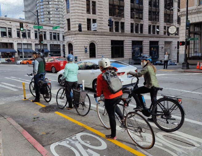 Fahrradfahrer auf einem der geschützten Fahrradwege auf der 4th Avenue in Seattle (Foto: Jeanne Clark von SDOT)