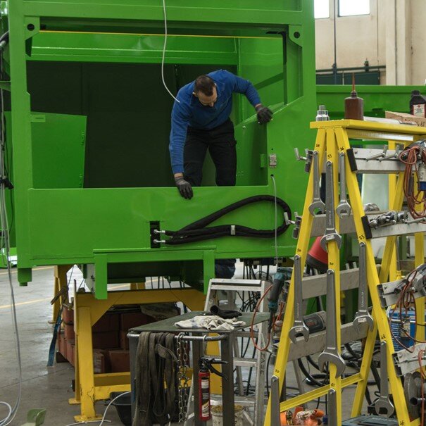 Die Produktion arbeitet mit modernen Instrumenten und Prozessen und ist nach ISO 9001 zertifiziert. 