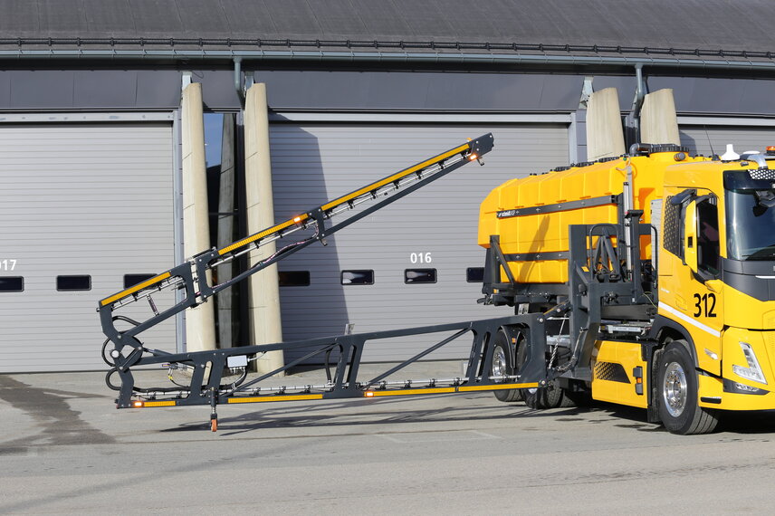 Avinor and Aebi Schmidt gathered in front of Schmidt eASP. (Photo: © Avinor)