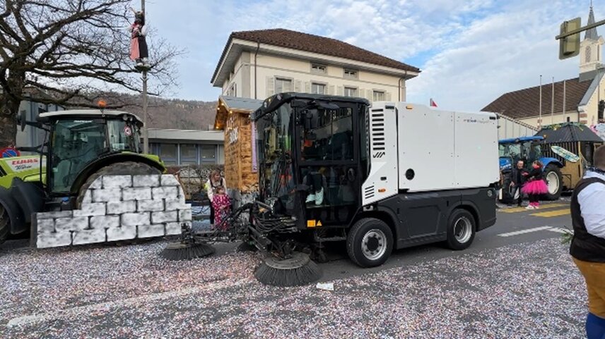 In action under time pressure: The eCleango 550 clears confetti and litter, allowing roads to reopen immediately after the parade.