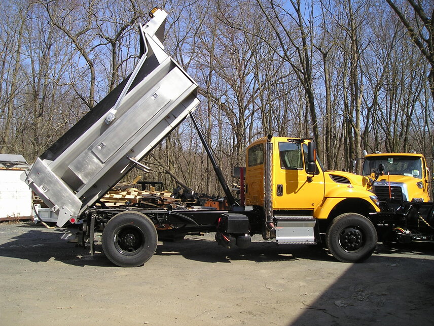 This APB Select configuration was built with enclosed compartments and a 38° slope to direct material toward the conveyor. This slope design is often used in conjunction with a prewet system, depending on customer needs.