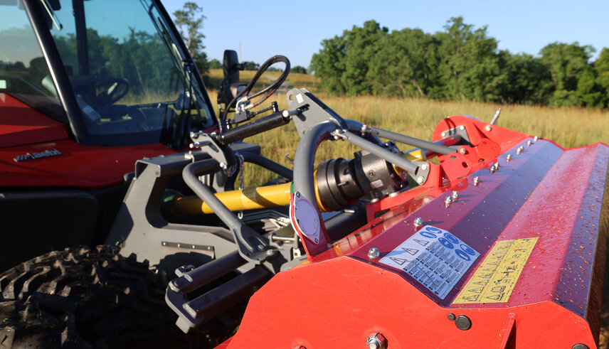 The Aebi TT 281+ delivers strong lifting power with dual PTOs—2,000 kg at the front and 1,800 kg at the rear.