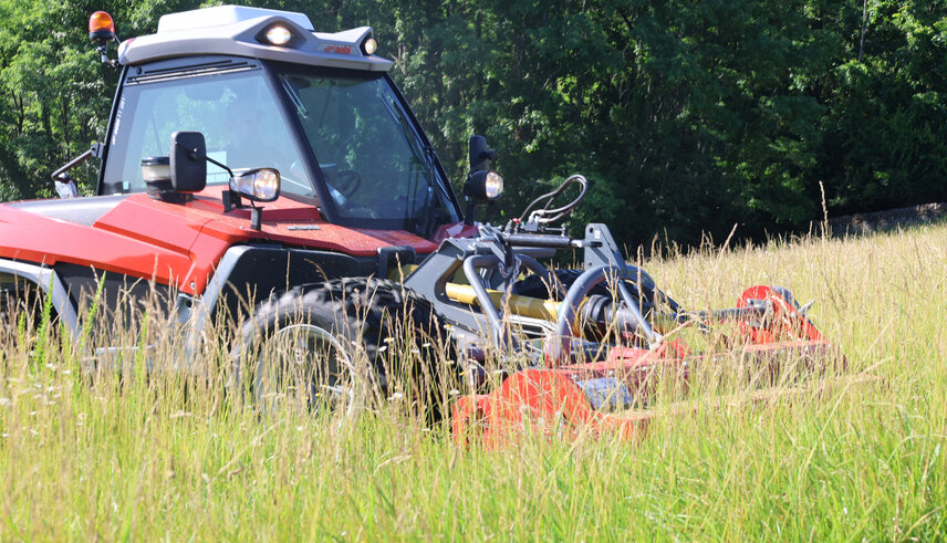With a smooth, stepless drive and smart automatic drive control, handling is effortless and extremely safe. A wide range of attachments makes it perfect for year-round work, from tough farm tasks to municipal jobs.