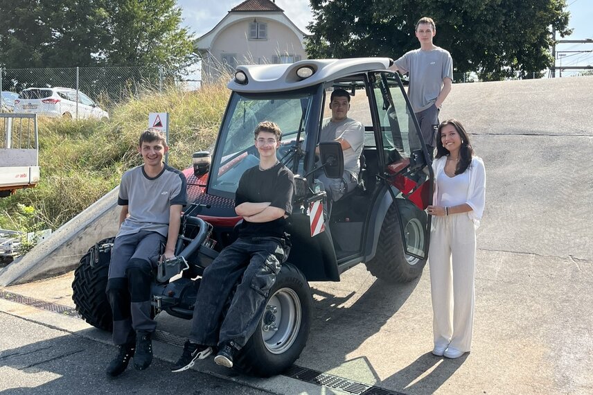 Nuestros aprendices de Aebi Schmidt Suiza (no todos presentes) junto al Aebi TT 211⁺.