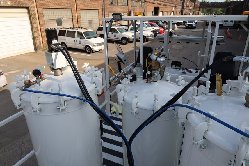 Das Pressure Pot Air-Atomized System bietet eine zuverlässige Markierleistung bei minimalem Wartungsaufwand. Durch den Einsatz von ASME-zertifizierten Behältern und Luftdruck – anstelle von Pumpen – zur Farbförderung ermöglicht es eine präzise Steuerung, einen zuverlässigen Betrieb und eine vereinfachte Wartung unter anspruchsvollen Einsatzbedingungen.