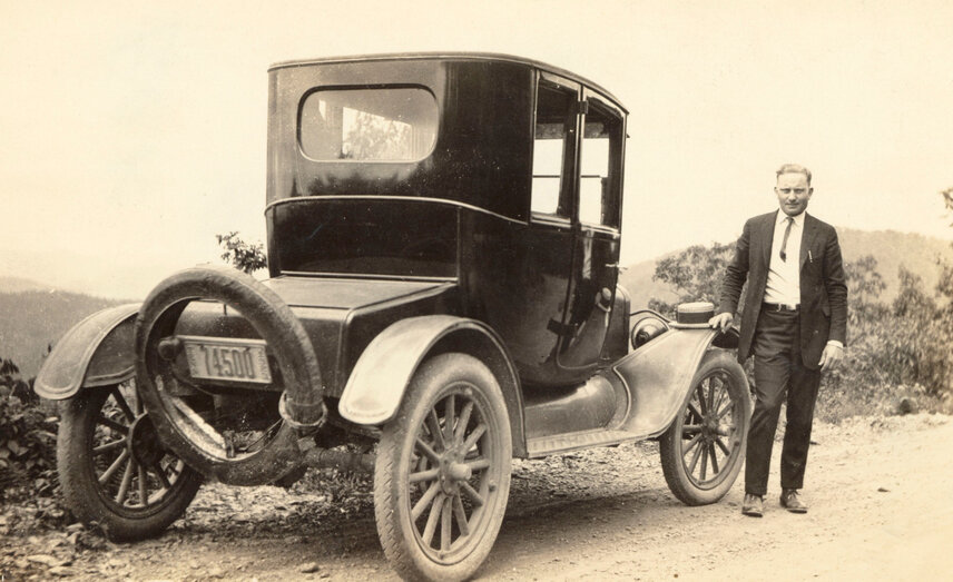 1923: Młody i ambitny Eskil W. Swenson pozuje ze swoim Modelem T podczas podróży sprzedażowej krętymi drogami Gór Mglistych w Tennessee.