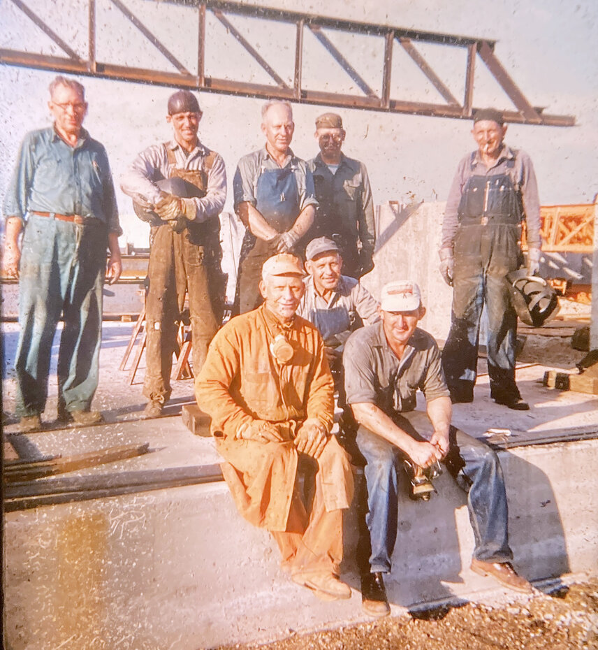 Lors d'une interview en 1958, Eskil a déclaré : «Une grande partie de notre succès peut être attribuée à notre chef d'atelier, C. B. Strang Jr. et à de nombreux autres employés dévoués». Charles B. «Ben» Strang (photo en haut à gauche) n'était pas seulement l'ami d'Eskil Swenson, mais aussi l'artisan qualifié qui a construit le tout premier épandeur d'après les plans d'Eskil.