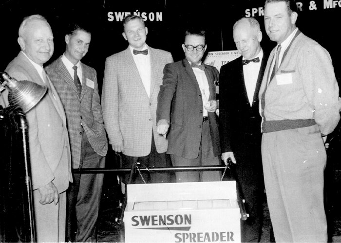 En una convención de techadores, alrededor de 1958. (De izquierda a derecha): Eck Swenson; R.A. Swanson; Sturges Rfg. Mfg., Hartum, Colorado; Richard F. Otto (yerno de Eck); Glenn Johnson (sobrino de Eck); Philip Swenson (hermano de Eck); Jay J. Sturges, Sturges Roofing Co.