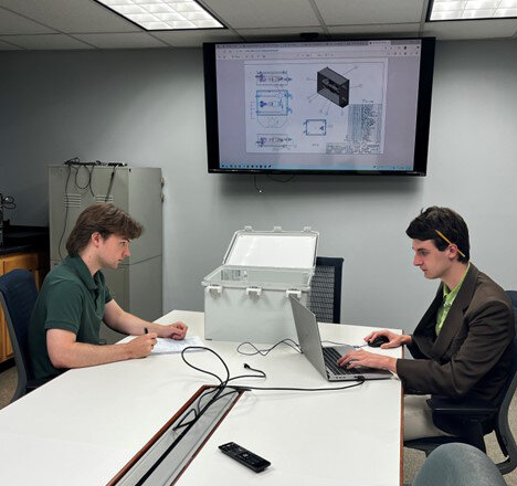 Aiden Harris (izquierda) y Joseph La Barbera (derecha) trabajando en un proyecto de caja de bomba para el sistema de prehumectación V-Box de Swenson.