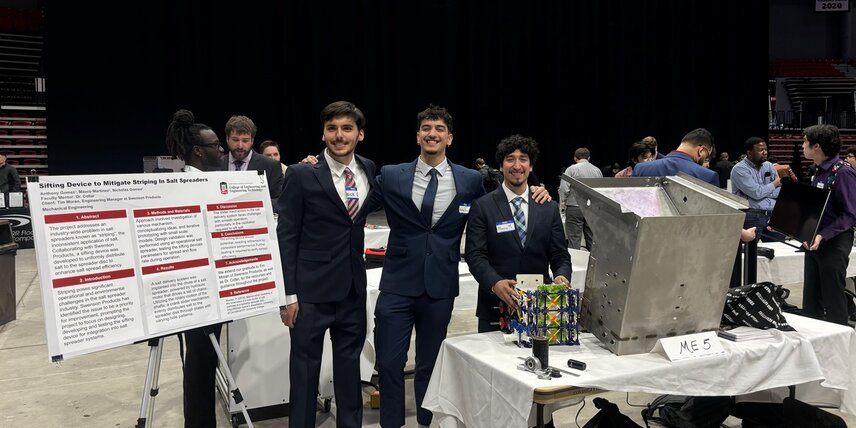 El ex pasante y ahora miembro fijo del equipo, Anthony Gomez (centro), presenta el prototipo de extensión de tolva de Swenson en un reciente seminario de ingeniería.