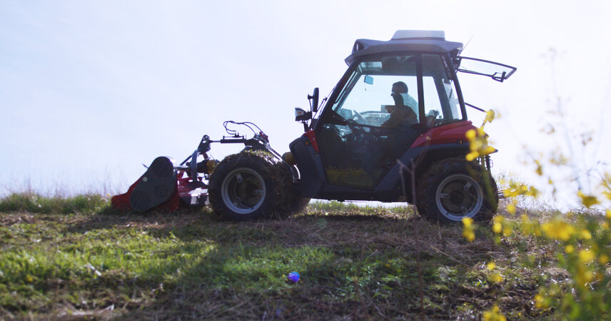Deze TT 282 maakt overuren om delicate stortplaatshellingen zorgvuldig te maaien en te onderhouden.