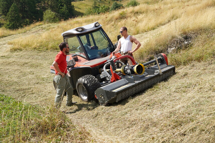 Exchange: Christian Jaggi and Mathias Leubler in front of an Aebi Terratrac on a slope above Weissenried.