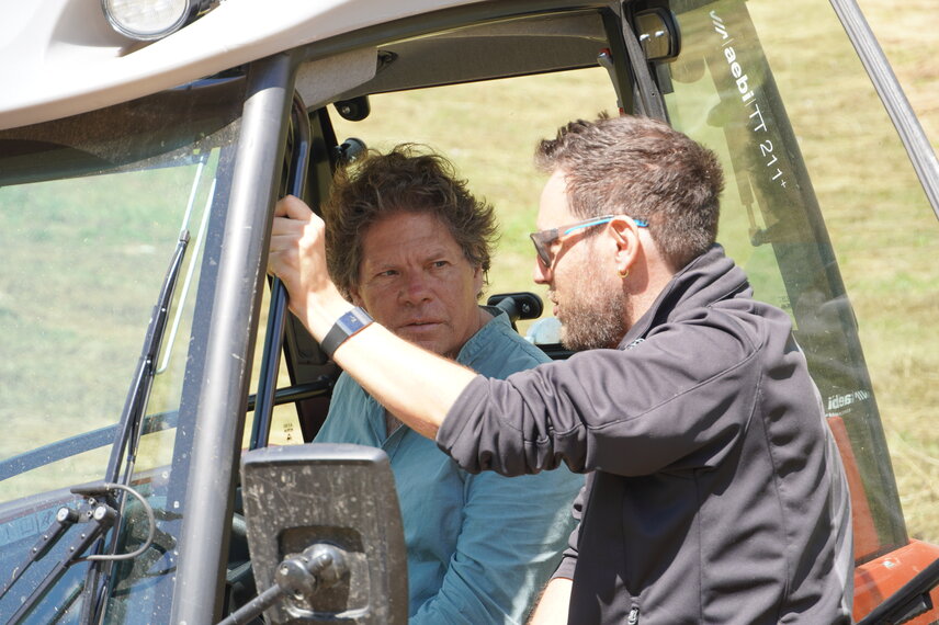 Mathias Leubler (Sales Manager for Aebi Agricultural and Municipal Technology at Aebi Schmidt Switzerland) explains how to operate the Terratrac to Daniel Ritler.