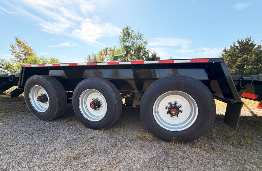 Drie veerasjes van 5443 kg zorgen voor een GAWR (bruto asgewicht) van 16.329 kg — perfect voor het vervoeren van alles, van directionele boormachines tot alle zware apparatuur die u voor uw werk nodig hebt.