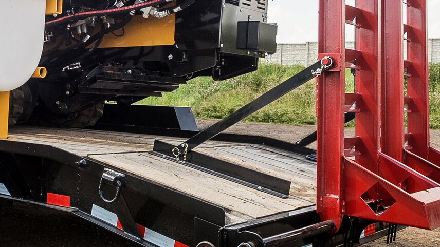 Adjustable full-width ramp rods let you position ramps left or right, exactly where you need them, depending on the machine you’re hauling. This feature is standard on the T-30D, learned from Towmaster’s experience with drill trailers, where flexible ramp setups are crucial.