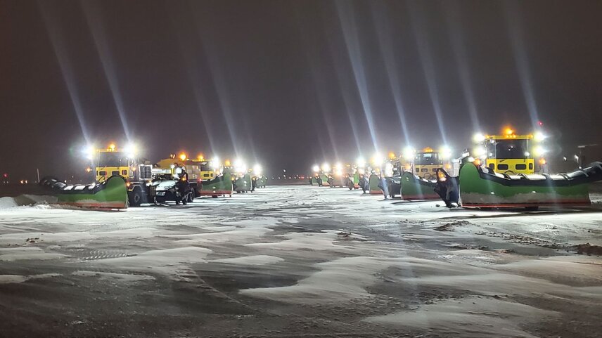 A fleet of MB5s stages for their next runway clearing operation during a major winter storm at Cleveland Hopkins International Airport. Photo credit: Adam Neff.