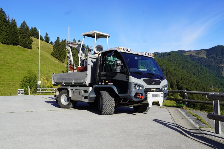 Aebi VT 470 Vario transporteert een graafmachine