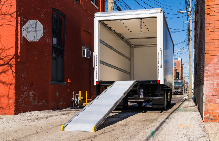 Advantic truck bodies use advanced composite materials to deliver longer service life, reduced maintenance, and stronger long-term value for commercial fleets.